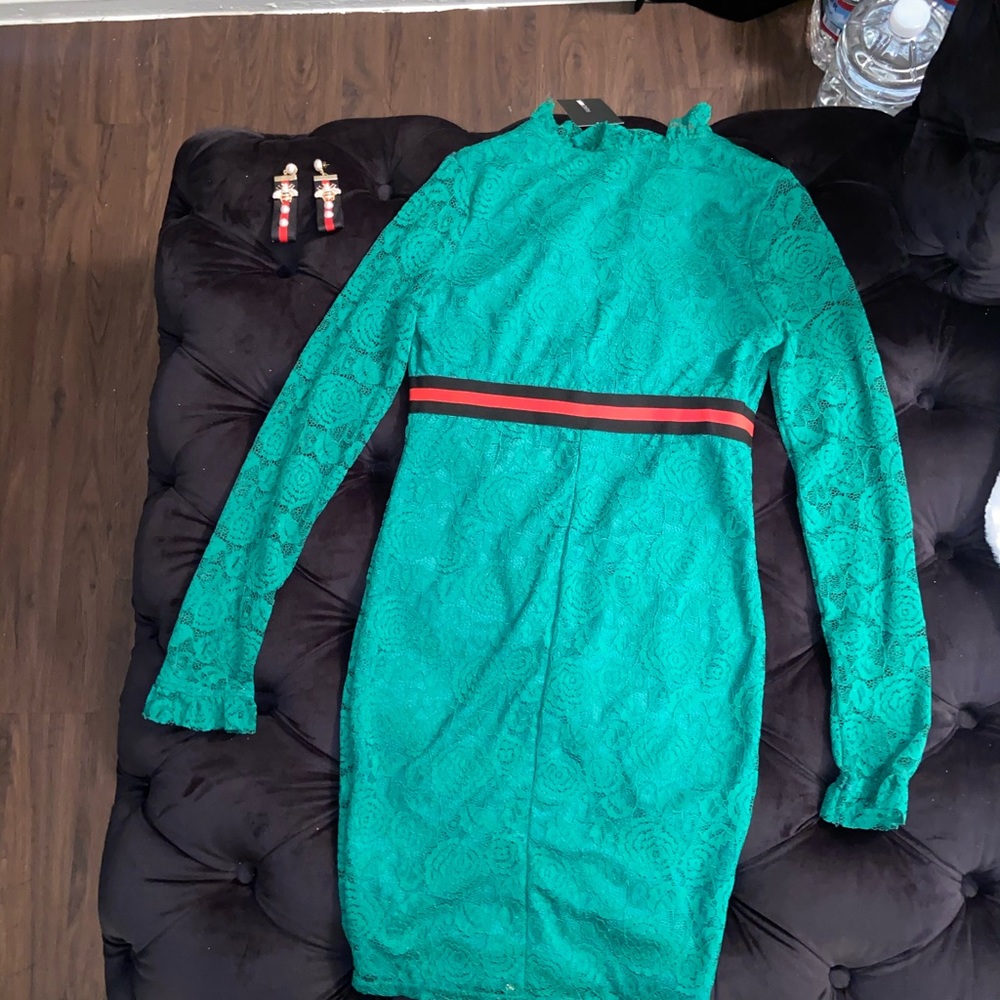 Green lace long sleeve dress with matching earring - Picture 2 of 4